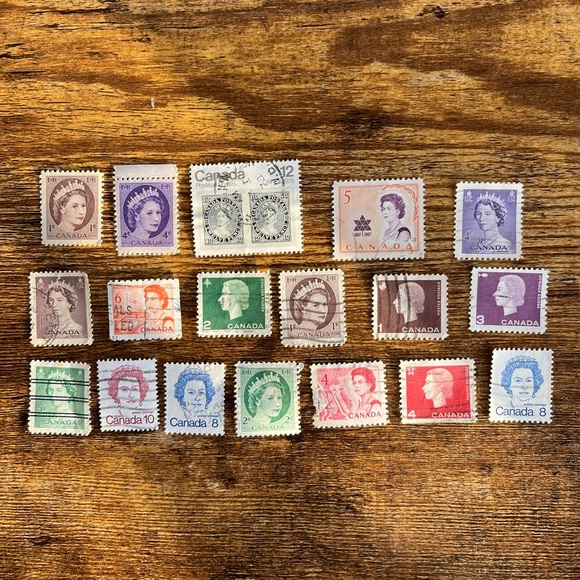Lot 18 Vintage Canadian Queen Postage Stamps Used Off Paper Collector - Picture 1 of 7